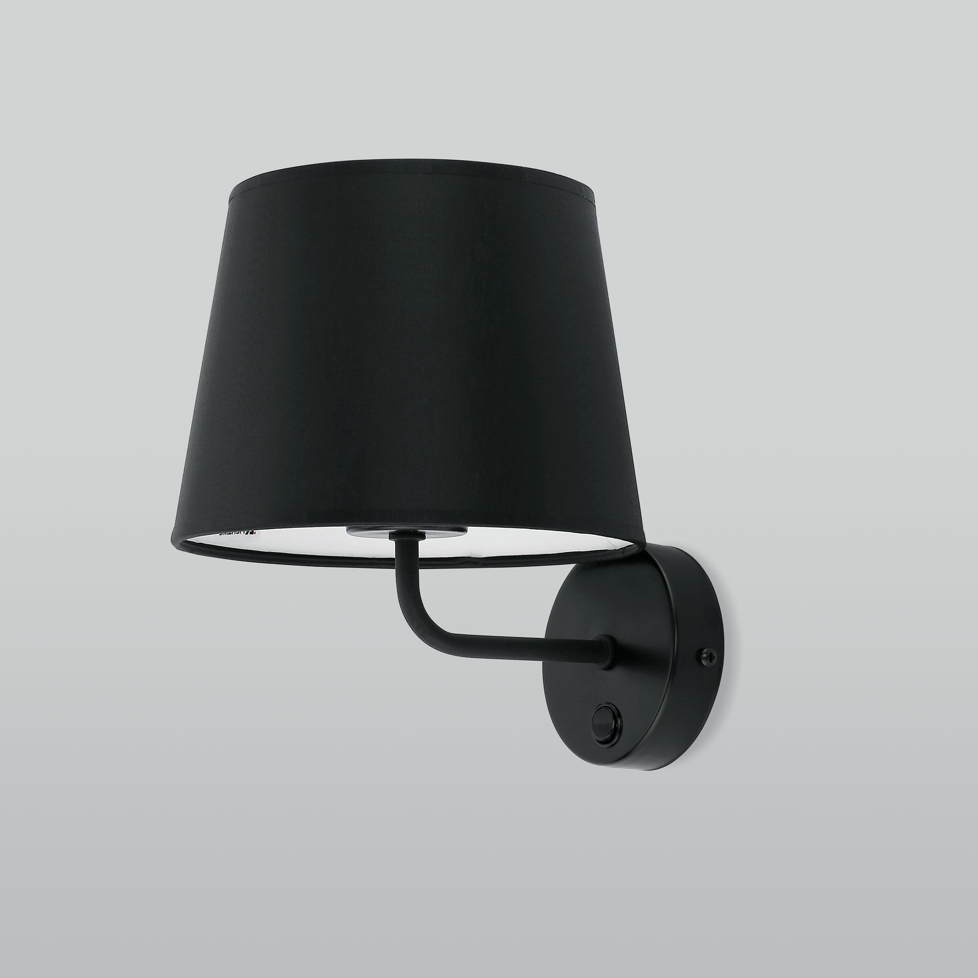 nastennyy-svetilnik-s-tkanevym-abazhurom-1884-maja-black-a059604-0001.jpg Պատային լուսատու 1884 Maja Black - Image 1